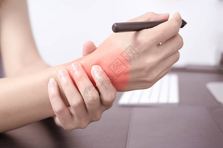 女人手腕臂疼痛长时间使用笔鼠标工作办公室综合症医疗保图片