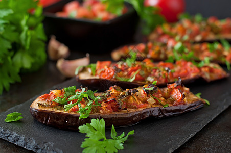 烤茄子配西红柿大蒜和辣椒粉图片