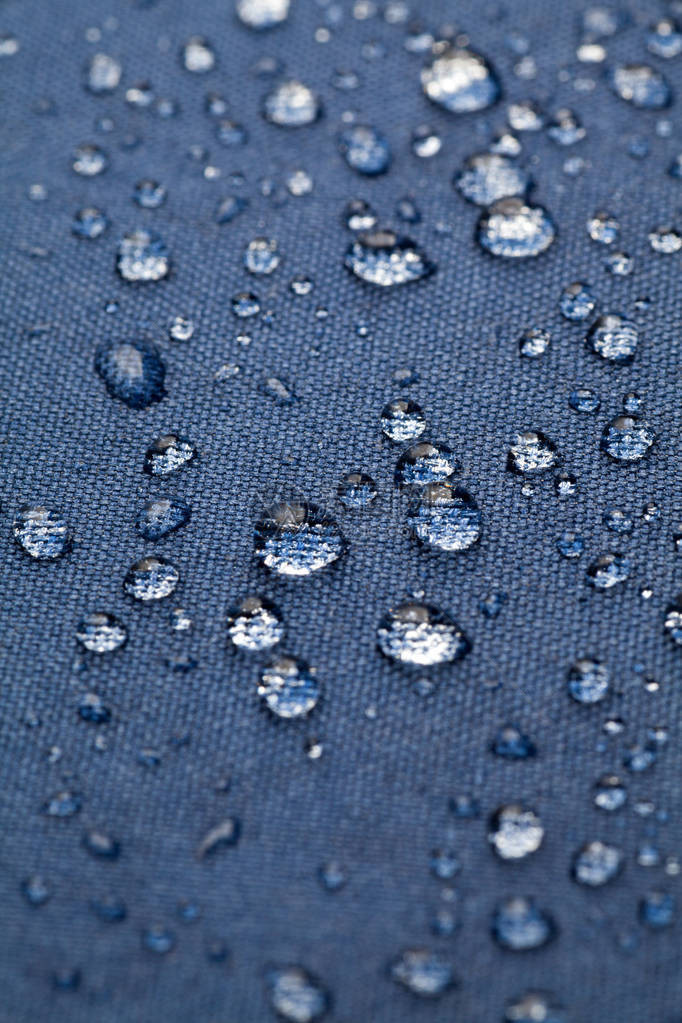 蓝色防水布上的水滴图片