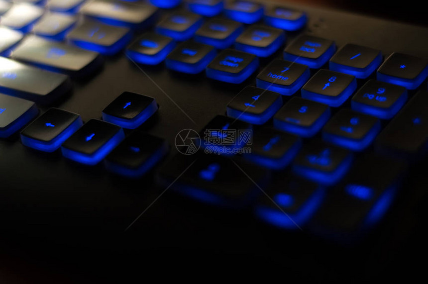 黑色光亮键盘电解计算机键关闭视图文图片