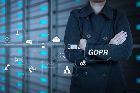 GDPR带有网络安全和隐私虚拟图象的数据保护条例女商人手触碰云图片