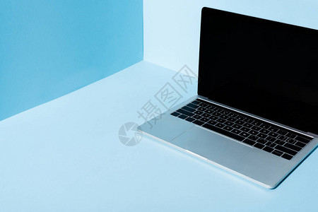 现代笔记本电脑蓝色背景背景图片