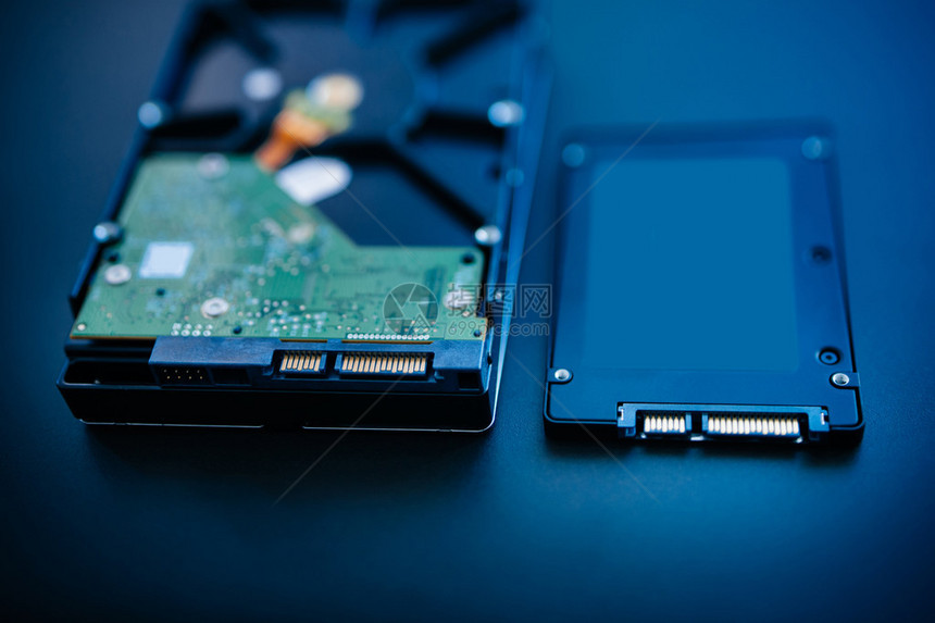 Ssd磁盘旁边的硬盘固态驱动器蓝色技术图片