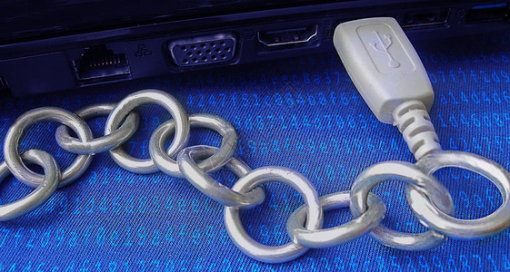 中链甘油三酯区块链技术显示为通过USB连接到计算机的真实金属链蓝色背景覆盖着编码的哈希算法横幅标题或海报是为了说明插画