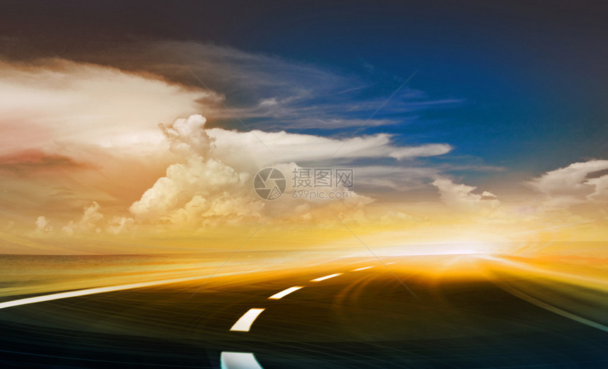 日落或日出时使用多彩橙色天空的抽象高速公路图片