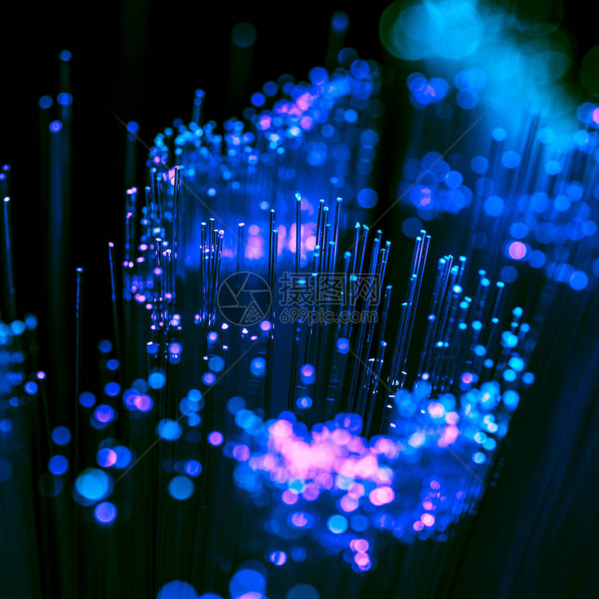 闪亮蓝色和紫色纤维光纤通信技术的选择焦点图片