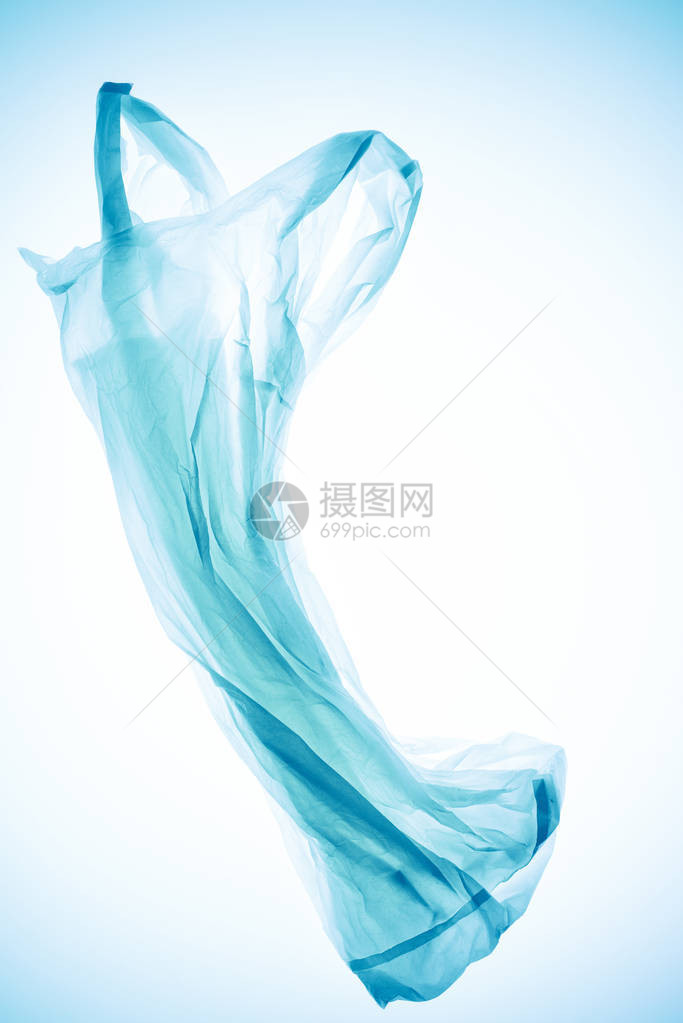 蓝色调光下皱巴的塑料袋图片