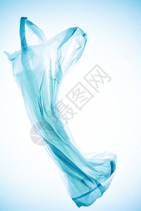 蓝色调光下皱巴的塑料袋高清图片