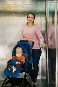 妇女乘坐电梯在商场的图片