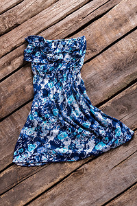 无肩带连衣裙在风中架子上的花卉图案连衣裙色彩沉稳的衣服适合炎热天图片
