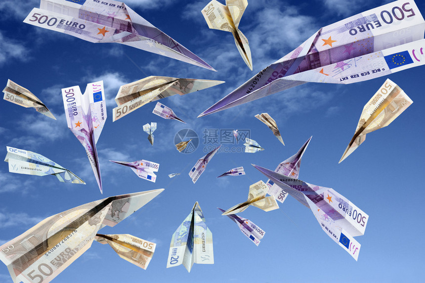 蓝天上飞翔的欧元纸币图片