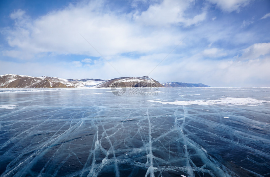 西伯利亚湖Baikal的冬季冰雪风景宽阔角度拍摄图片