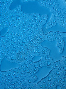 蓝色塑料材上的水滴图片