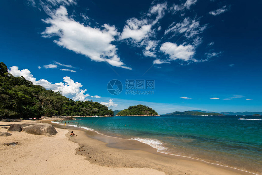 巴西兰格拉某处有绿松石水的热带海滩图片