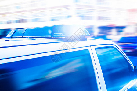 打击犯罪警车上闪烁的蓝灯特写背景