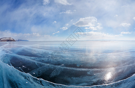 西伯利亚湖Baikal的冬季冰雪风景宽阔角度拍摄图片