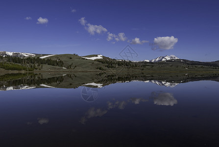 云和山的美丽湖反射图片