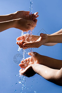 关闭6只人手享用纯净的水在灰色背图片