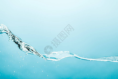 蓝色背景下带有水下气泡的透明纯净水波背景图片