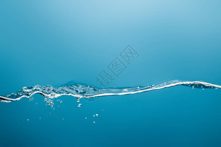 纯净水在蓝色背景图片
