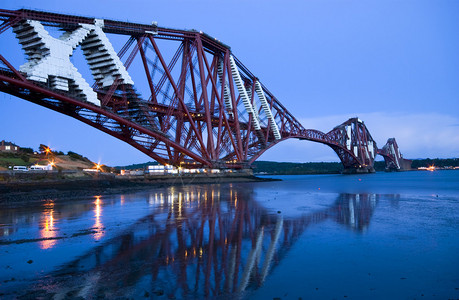 在苏格兰爱丁堡日落时闻名世界著名的福特铁路桥正在桥上图片