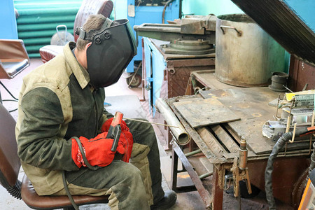 在维修设施的冶金厂车间的焊接图片