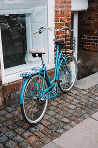 哥本哈根街头的蓝色自行车图片