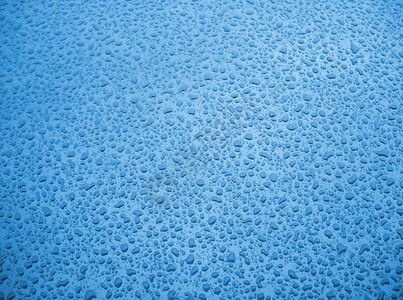 蓝色金属背景上的水滴图片