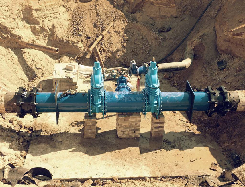 大手轮管道中的大型工业闸阀修复挖孔中的饮用水管道直径500图片