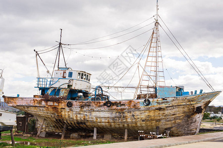 被弃的沉船残骸海滨图片
