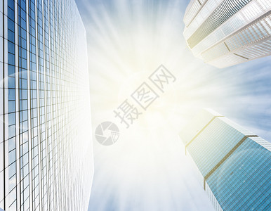 现代玻璃商业大厦摩天大楼在蓝天背景与太阳光图片