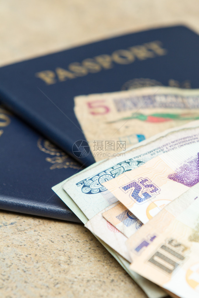 旅行证件和不同国际货币在柜台顶图片