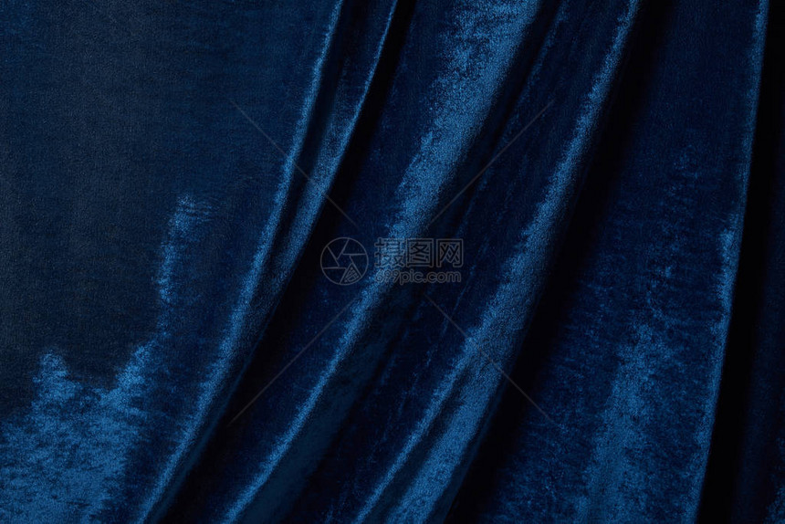 蓝色柔软皱褶丝绒质感布的近景图片