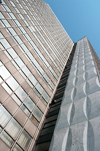 高大的现代建筑映衬着蓝天图片