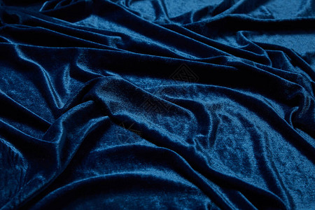 蓝色柔软皱褶丝绒质感布的近景图片