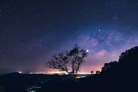 山上的夜空星和银河图片