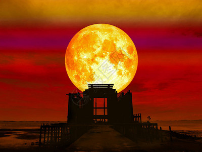 海上废弃寺庙上空的超级满血月亮图片