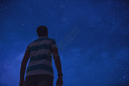 男人在晚上看星星图片