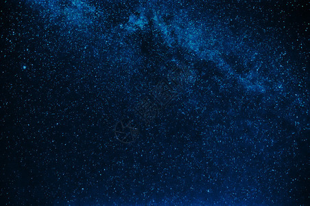 夜晚深蓝的天空中有大量恒星背景图片