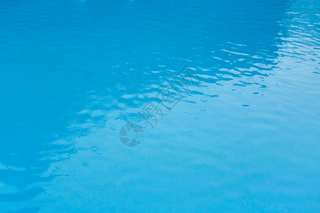 蓝色游泳池水位图片