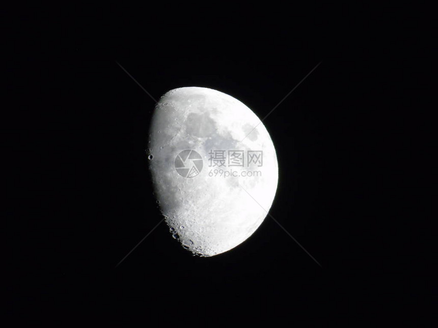 一个惊人的全月光摄影在黑暗的天空下与一些图片