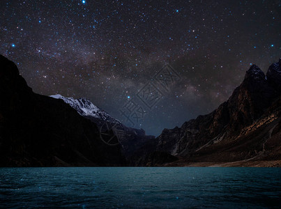 夜景剪影山湖水满天星河图片