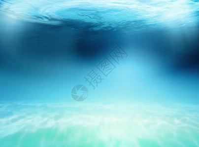 水下浅海水中的阳光背景图片