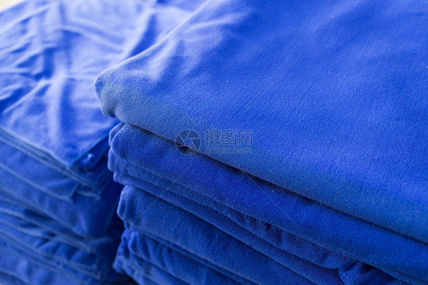 蓝色毛巾柔软蓬松纤维织物的图片