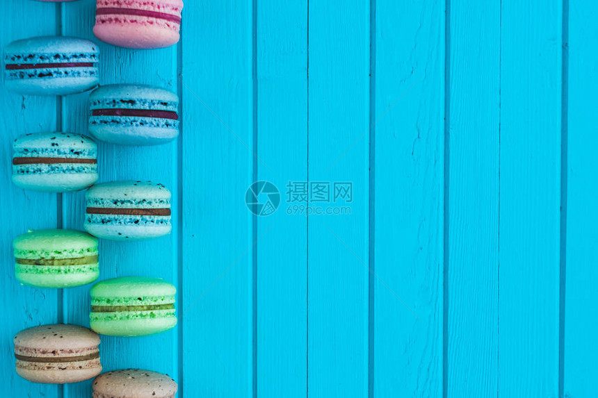 macaron或Macaroons或杏仁饼干躺在木质绿宝石背景上图片