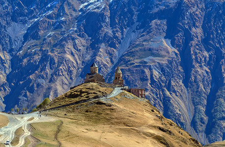 格鲁吉亚山区背景的Gergeti三一教图片