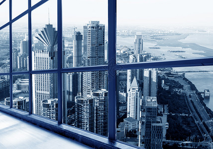 窗外的风景大城市的摩天大楼图片