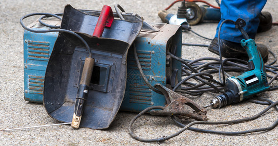 电焊机上的焊接面罩电极和电极支架的视图图片
