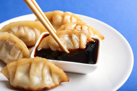 吃美味的日本饺子特写图片