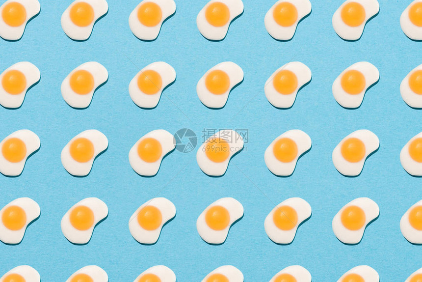 蓝色煎蛋形状的美味软糖的顶部视图图片